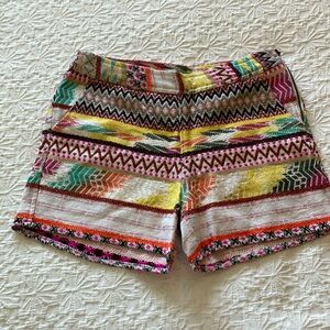 Super cute Aztec “patchwork” “weaved” pattern short w/side zip.